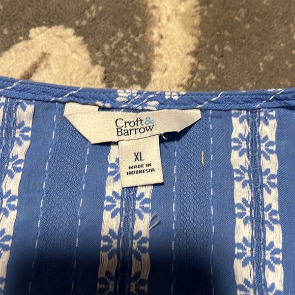 Croft & barrow top. Like new. Floral size XL v neck - Picture 3 of 4